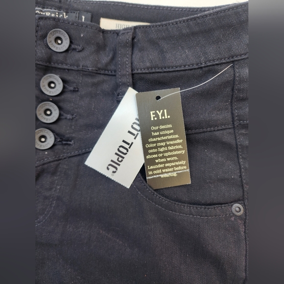 Hot Topic Lovesick High Waisted Shorts - Picture 2 of 4